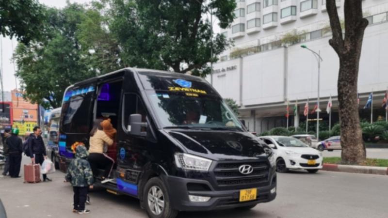 Hành khách chờ xe Hoàng Công tại bến xe, cảnh tượng quen thuộc trước mỗi chuyến đi